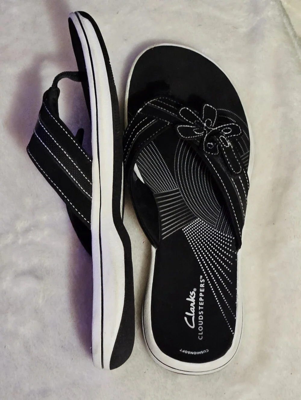 Clarks Black Floral Strap Cloudsteppers Sandals w/ Flower Detail EUC Sz 10